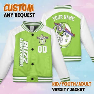 Puede incluir: Chaqueta universitaria verde y blanca con el texto "BUZZ LIGHTYEAR" y el número "00" en la parte delantera. La parte trasera de la chaqueta presenta un gráfico de Buzz Lightyear y las palabras "YOUR NAME". Disponible en tallas para niños, jóvenes y adultos.