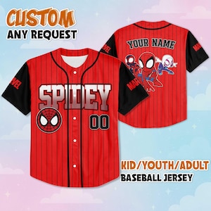 Puede incluir: Camiseta de b&eacute;isbol roja con mangas negras, con la palabra "SPIDEY" en letras blancas, un logotipo de Spider-Man y el n&uacute;mero "00". La camiseta tiene rayas rojas verticales y el texto "CUSTOM ANY REQUEST" en la parte superior. La parte trasera muestra un gr&aacute;fico de Spider-Man y las palabras "YOUR NAME".