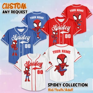 以下が含まれることがあります： 青、赤、白の野球ジャージ。"Spidey"の文字と数字の"00"が特徴です。各ジャージにはスパイダーマンのグラフィックがあります。一部のジャージの背面には"YOUR NAME"の文字があります。"CUSTOM ANY REQUEST"と"SPIDEY COLLECTION Kid/Youth/Adult"の文字も表示されています。