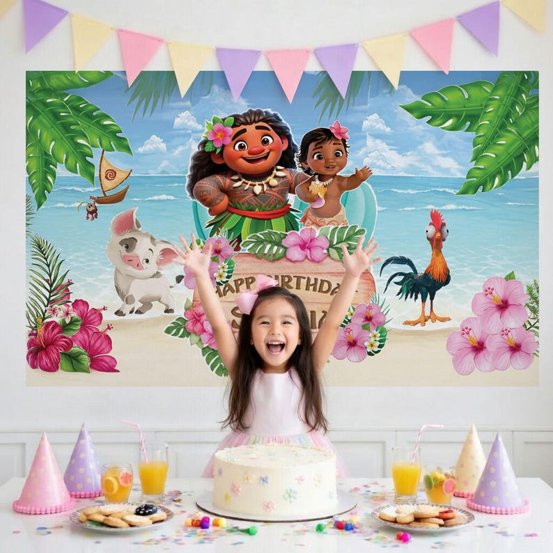 K&ouml;nnte beinhalten: Ein junges M&auml;dchen feiert ihren Geburtstag vor einer farbenfrohen Kulisse mit animierten Figuren. Auf dem Tisch stehen Kuchen, Partyh&uuml;te und Snacks. Die Kulisse tr&auml;gt den Text "Happy Birthday".