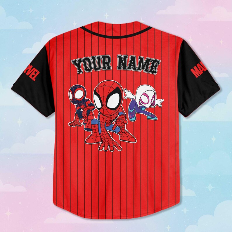 Puede incluir: Camiseta de b&eacute;isbol roja y negra con el texto "YOUR NAME" en la espalda. La camiseta presenta un gr&aacute;fico de dibujos animados de Spider-Man y otros dos personajes de Spider-Verse. Las mangas son negras con la palabra "MARVEL" impresa en la manga izquierda.