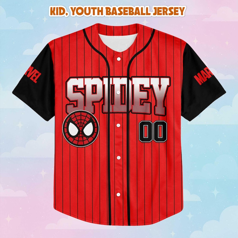 Puede incluir: Camiseta de b&eacute;isbol roja y negra con la palabra "SPIDEY" en letras blancas y rojas. La camiseta tiene un logotipo de Spider-Man en el pecho y el n&uacute;mero "00". Las mangas son negras y el texto "MARVEL" est&aacute; en las mangas. El texto "KID, YOUTH BASEBALL JERSEY" est&aacute; en la parte superior.