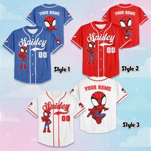 以下が含まれることがあります： 青、赤、白の3色の野球ジャージ。それぞれにスパイダーマンのグラフィックが描かれています。ジャージの前面には「Spidey」の文字と数字「00」が、背面には「YOUR NAME」の文字がプリントされています。