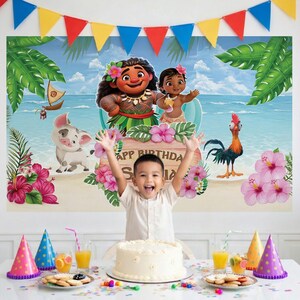 K&ouml;nnte beinhalten: Geburtstagsszene mit einem Kind vor einer Torte. Ein Hintergrund zeigt Moana-Charaktere und den Text "Happy Birthday". Partyh&uuml;te, Kekse und Saftgl&auml;ser stehen auf dem Tisch. Ein farbenfrohes Banner h&auml;ngt dar&uuml;ber.