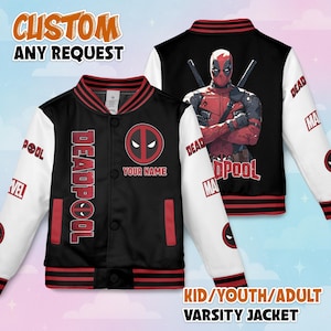 Può includere: Giacca college nera con maniche bianche, con un design di Deadpool. La parte anteriore mostra la parola "DEADPOOL" in verticale e un logo circolare. Il retro mostra un'illustrazione del personaggio di Deadpool. Il testo sulla giacca recita "CUSTOM ANY REQUEST" e "KID/YOUTH/ADULT VARSITY JACKET".