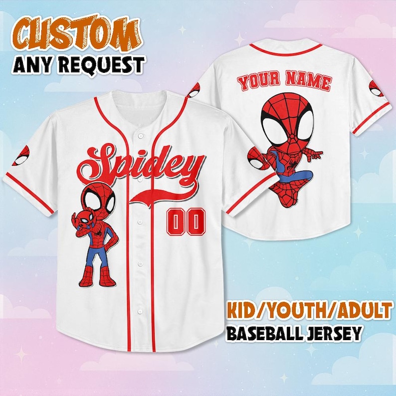 以下が含まれることがあります： 赤色のトリムと赤色のスクリプトで「Spidey」という文字が入った白い野球ジャージ。漫画のスパイダーマンのグラフィックと数字の「00」が特徴です。ジャージの背面にはスパイダーマンのグラフィックと「YOUR NAME」という文字があります。上部のテキストは「CUSTOM ANY REQUEST」と書かれています。