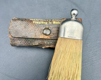 Pubblicità di Marcellus Roper per spazzola da viaggio/spazzola per la rimozione di pelucchi placcata in argento antico