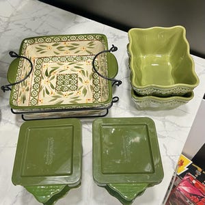 Puede incluir: Colección de utensilios para hornear de cerámica verde y crema. Incluye una fuente para hornear cuadrada con diseño floral, un juego de cuencos cuadrados pequeños y dos tapas cuadradas. Los utensilios están diseñados para cocinar y servir.