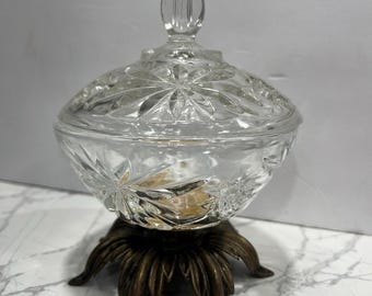 Alzata centrotavola vintage Hollywood Regency in ottone con piedistallo e coperchio in vetro tagliato.