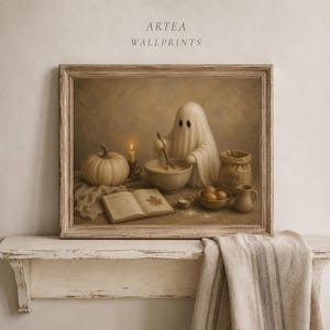 Puede incluir: Una impresión de pared enmarcada titulada ARTEA WALLPRINTS que muestra un fantasma con una sábana blanca revolviendo un cuenco con una cuchara. La escena incluye una calabaza, una vela encendida, un libro abierto, una bolsa de harina y una jarra.