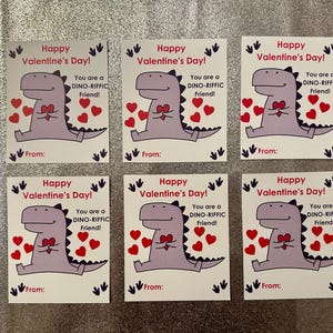 Druckbare, rote, violette Dinosaurier Valentinstagskarten für Kinder im Klassenzimmer. Card-Tags sind eine digital herunterladbare Vorlage.