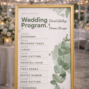 Könnte beinhalten: Eine weiße Keramik-Tasse mit schwarzem Henkel und dem Text "But First, Coffee" in handschriftlichem Stil. Die Tasse steht auf einer weißen Oberfläche. Die Tasse ist etwa 10 cm hoch.