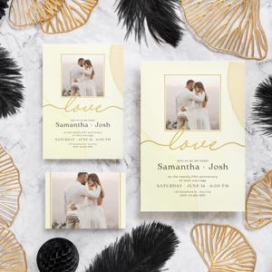 Könnte beinhalten: Hochzeitseinladungs-Suite mit einem Foto eines Paares und dem Wort "Liebe" in Schreibschrift. Die Einladung enthält die Namen Samantha und Josh sowie Details zur Veranstaltung. Dekorative goldene und schwarze Akzente umgeben die Einladungen.