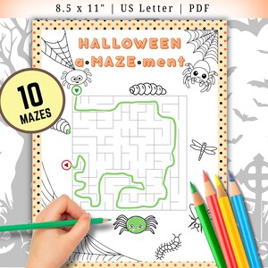 Pode incluir: Um livro de atividades com tema de Halloween com o texto "HALLOWEEN a-MAZE-ment" e "10 MAZES". O PDF em formato US Letter (8,5 x 11 polegadas) apresenta labirintos com teias de aranha, aranhas e outras ilustra&ccedil;&otilde;es de Halloween. Uma m&atilde;o segura um l&aacute;pis verde.