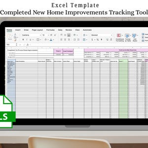 以下が含まれることがあります： 「Completed New Home Improvements Tracking Tool」というタイトルのExcelスプレッドシートを表示するラップトップ画面。スプレッドシートは、住宅改修プロジェクトを追跡するためのものです。左下隅にはXLSファイルアイコンがあります。「Excel Template」というテキストが上部にあります。