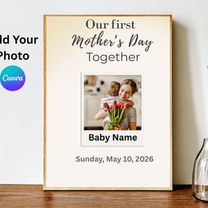 Puede incluir: Una impresión enmarcada con el texto "Our first Mother's Day Together". La impresión incluye una foto de una madre y un niño, con el texto "Baby Name" y "Sunday, May 10, 2026" debajo de la foto. Las palabras "Add Your Photo" y el logotipo de Canva están a la izquierda.