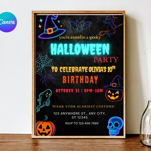 Puede incluir: Una invitación enmarcada para una fiesta de Halloween con un fondo negro y gráficos de neón. El texto dice "Halloween Party" e incluye una celebración de cumpleaños. La invitación presenta un sombrero de bruja, un murciélago, una bruja en una escoba, una telaraña, un fantasma, una calabaza y una calavera.