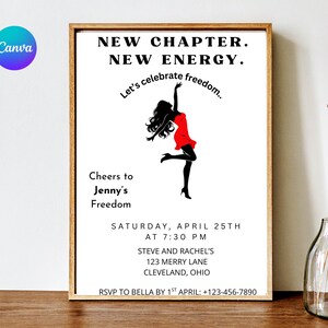 Puede incluir: Un cartel enmarcado con fondo blanco y texto negro que dice "NEW CHAPTER. NEW ENERGY. Let's celebrate freedom." Una silueta de una mujer con un vestido rojo baila. El cartel está en un marco de madera.