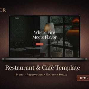 Peut inclure: Un ordinateur portable affiche un modèle de site web de restaurant et de café. L'écran présente le texte "Where Fire Meets Flavor" avec un bouton d'appel à l'action. En dessous, on lit "Restaurant & Café Template" avec des options de menu. Le fond est marron foncé.