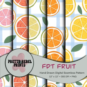 Peut inclure: Un motif numérique sans couture représentant trois agrumes différents : pamplemousse rose, citron et orange. Les fruits sont disposés en un motif répétitif sur un fond vichy bleu et blanc. Le motif mesure 30,5 cm sur 30,5 cm et 300 DPI.