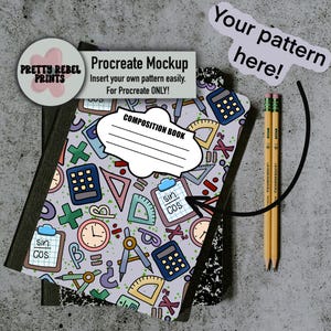 Puede incluir: Una maqueta de cuaderno de composición con un colorido patrón de símbolos matemáticos, calculadoras y relojes. La portada presenta el texto "COMPOSITION BOOK" y "Procreate Mockup". Dos lápices están colocados junto al libro.