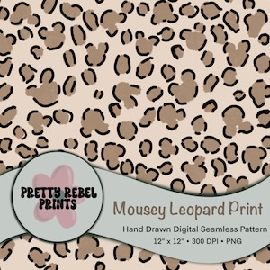 Op de afbeelding: Een naadloos digitaal patroon met een bruine en zwarte luipaardprint op een lichtroze achtergrond. Het patroon is 30,5 cm bij 30,5 cm en 300 DPI. De tekst "Mousey Leopard Print" wordt onder het patroon weergegeven.