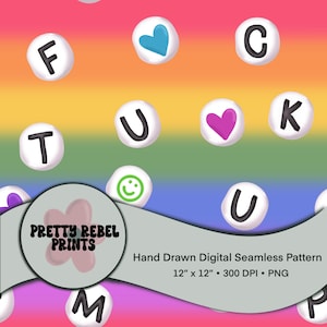 Peut inclure: Motif numérique sans couture sur fond dégradé arc-en-ciel. Des cercles blancs avec des lettres noires et des graphiques de cœur et de smiley colorés sont dispersés sur le motif. Le texte "PRETTY REBEL PRINTS" est dans un logo circulaire.