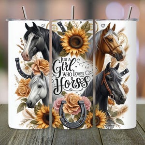 Può includere: Tre bicchieri bianchi con un design floreale con cavalli, girasoli e ferri di cavallo. Il testo "Just a Girl Who Loves Horses" è stampato sul bicchiere centrale.
