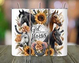 Könnte beinhalten: Drei weiße Becher mit einem Blumendesign mit Pferden, Sonnenblumen und Hufeisen. Der Text "Just a Girl Who Loves Horses" ist auf dem mittleren Becher gedruckt.