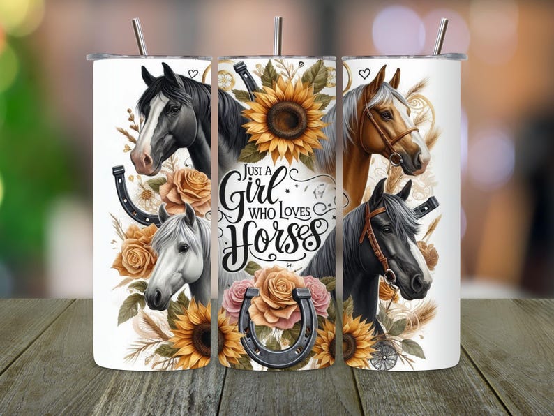 K&ouml;nnte beinhalten: Drei wei&szlig;e Becher mit einem Blumendesign mit Pferden, Sonnenblumen und Hufeisen. Der Text "Just a Girl Who Loves Horses" ist auf dem mittleren Becher gedruckt.