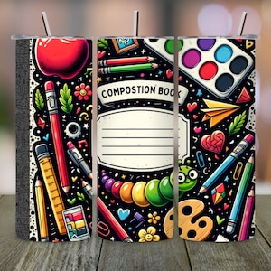 Könnte beinhalten: Ein Becher mit einem farbenfrohen Design zum Thema Schule. Das Design umfasst einen roten Apfel, Bleistifte, eine Farbpalette und den Schriftzug "COMPOSITION BOOK". Der Hintergrund ist schwarz mit verschiedenen schulbezogenen Illustrationen.