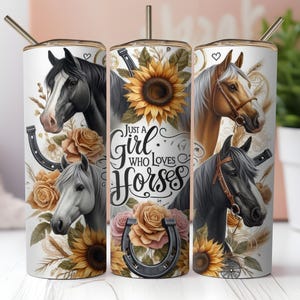 K&ouml;nnte beinhalten: Drei Edelstahlbecher mit wei&szlig;em Hintergrund und bunten Designs. Die Becher zeigen Pferde, Sonnenblumen und den Text "Just a Girl Who Loves Horses".