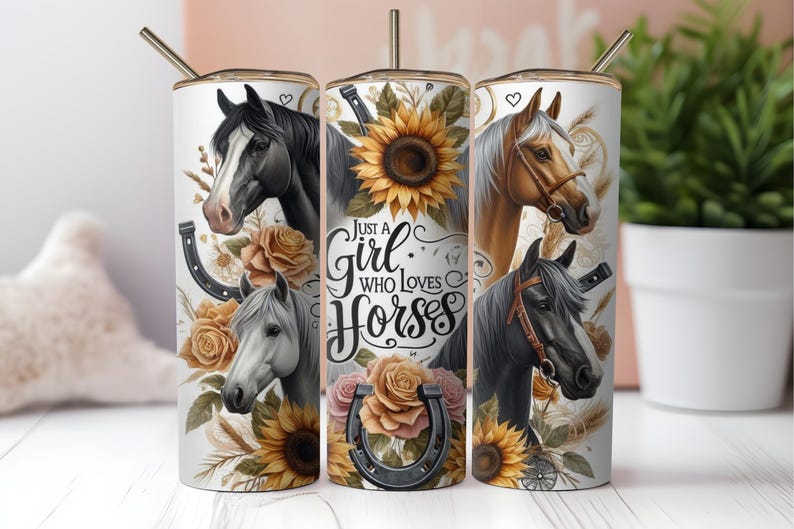 K&ouml;nnte beinhalten: Drei Edelstahlbecher mit wei&szlig;em Hintergrund und bunten Designs. Die Becher zeigen Pferde, Sonnenblumen und den Text "Just a Girl Who Loves Horses".