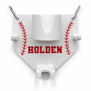 Pu&ograve; includere: Supporto bianco a tema baseball con cuciture rosse e il nome "HOLDEN" in lettere rosse. Presenta un portabicchieri e due ganci, con due moschettoni argentati nella parte superiore per appendere.