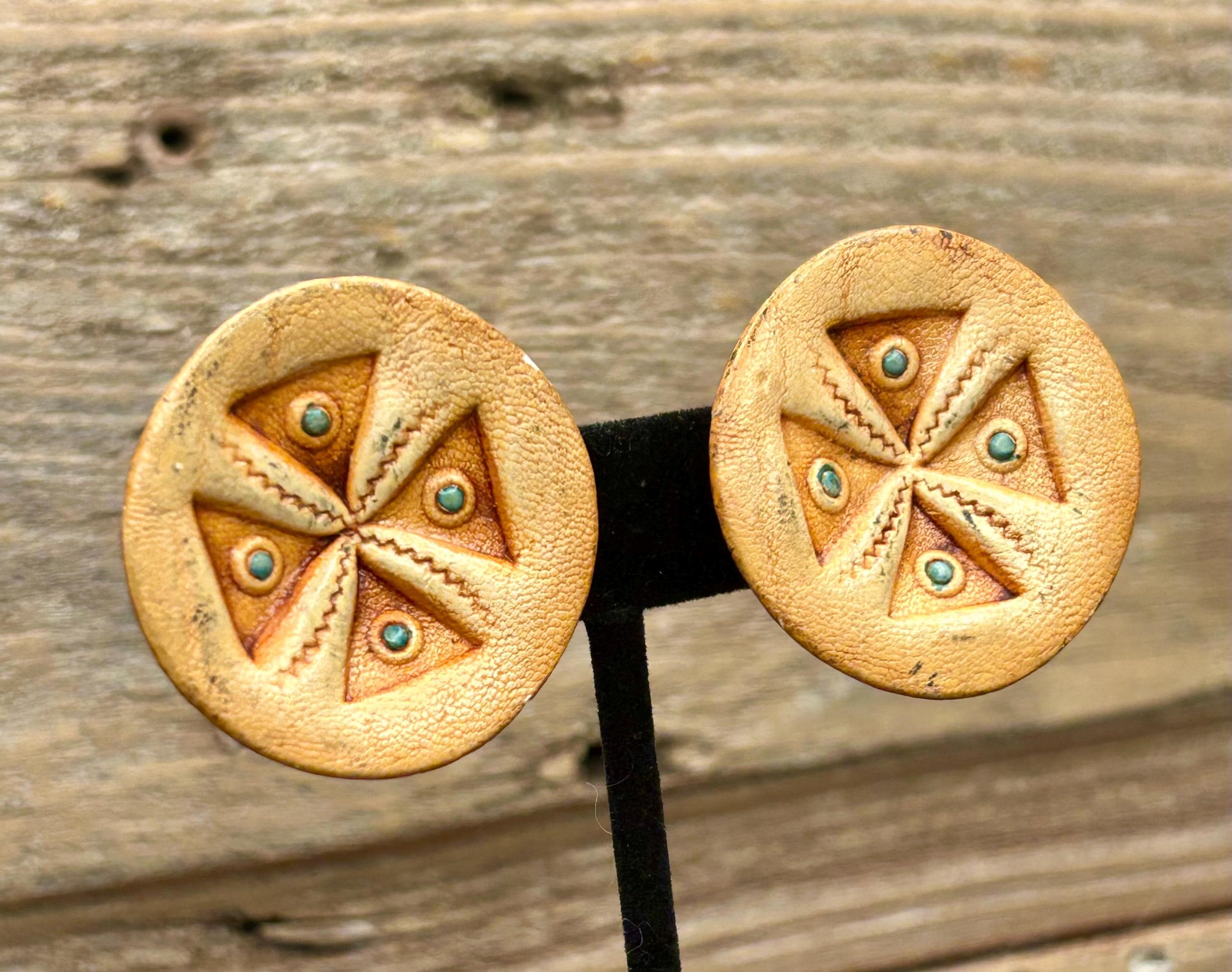 Boucles D'oreilles Clips Anciennes En Cuir Blanc - Style Vintage, Bijou D'occasion
