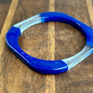Marinblå och klar Lucite armring fyrkantig modernistisk retro modesmycken