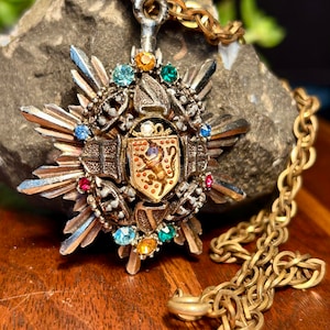 Vintage licorne bouclier médaillon orné de pierres précieuses rétro cheval pendentif collier cadeau image 1