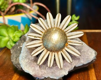 Vintage Daisy Flower Brooch Avon Solid Perfume Inside Retro Fashion Jewelry Gift 1970s 60s hippie