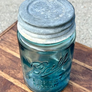 Antique Ball Perfect Mason Jar Blue Glass Pint Tin Lid 1913 1922 1920s Kitchen imagem 3