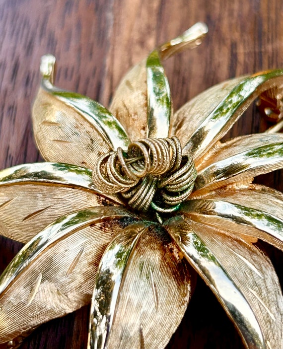 HAISWET Retro Gold Tone Multicolor Flower Brooch Pin - Women's Shawl & Sweater Accessory