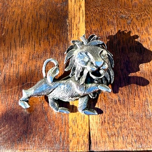 Silver Lion Brooch Pin Leo Unisex Gender Neutral Jewelry Cat Lover Gift Retro image 1