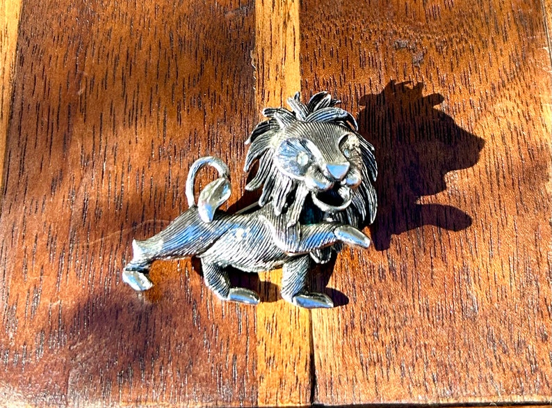 Silver Lion Brooch Pin Leo Unisex Gender Neutral Jewelry Cat Lover Gift Retro image 1