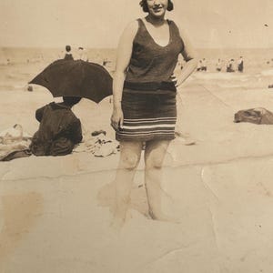Photo Flapper At Oak At Beach Chicago 1923 1920’s Fashion Retro Photograph