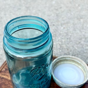 Antique Ball Perfect Mason Jar Blue Glass Pint Tin Lid 1913 1922 1920s Kitchen imagem 4