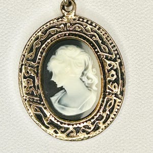 Vintage Black & Ivory Cameo Pendant Necklace Resin Gold Tone Ornate Frame Retro