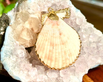 Yellow Gold Electroplated Scallop Shell Pendant Vintage Retro Jewelry Gift Sea Life Ocean Seashell