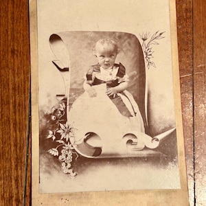 Photo de style victorien portrait de bébé, nourrisson, enfant, photo pour armoire des années 1890, noir et blanc