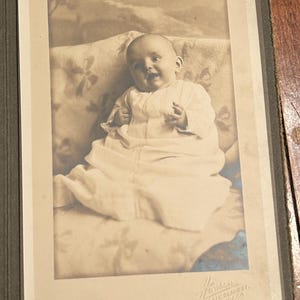 Fotografia antica in bianco e nero di un bambino degli anni '20, ritratto fotografico, Chicago Paper Ephemera