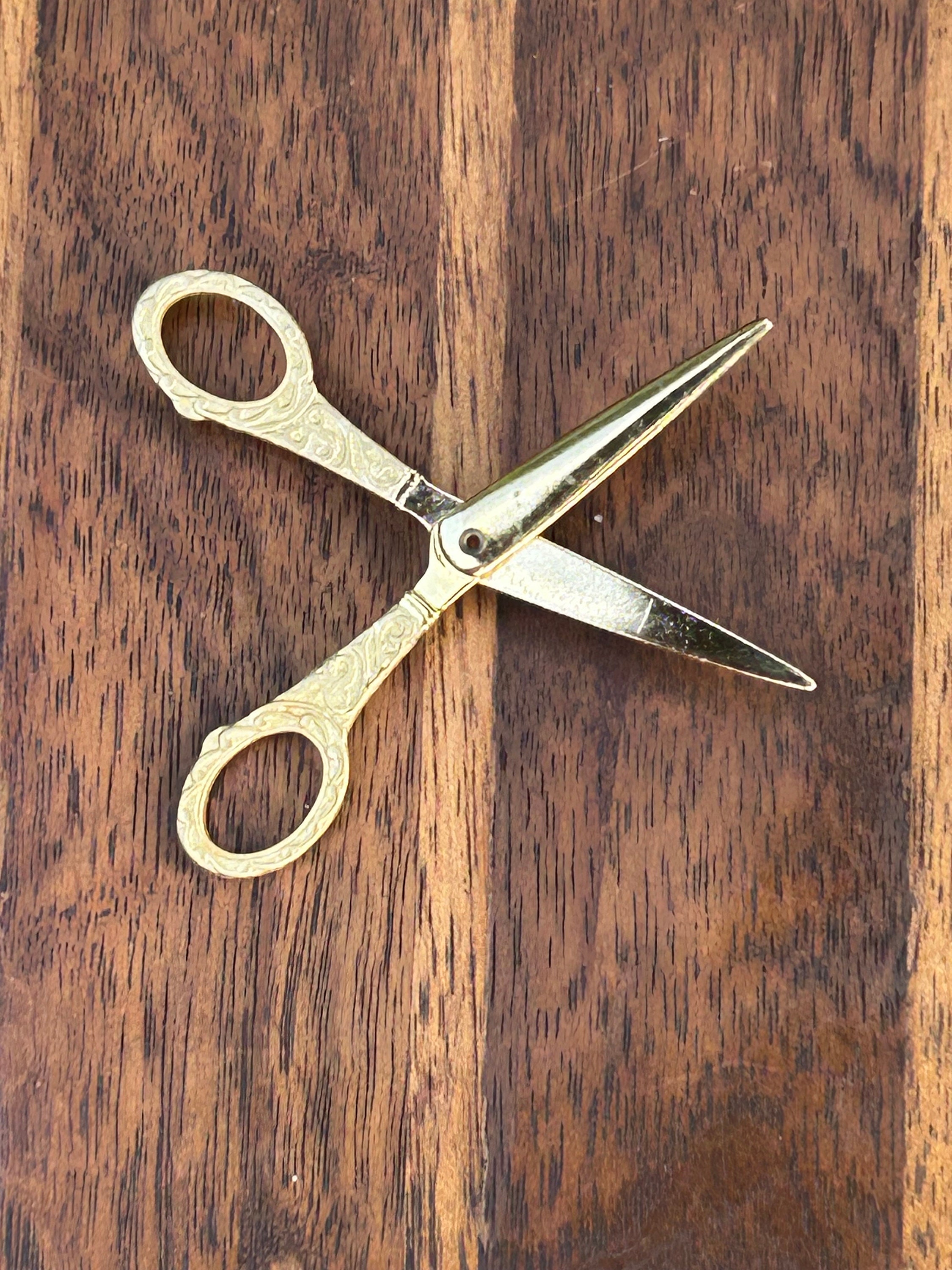 Broche Bijou Vintage Coiffure (Séchoir, Miroir, Peigne, Rouge à Lèvres) - Occasion Très Bon État