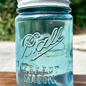 Antique Ball Perfect Mason Jar Blue Glass Pint Tin Lid 1913 1922 1920s Kitchen imagem 1